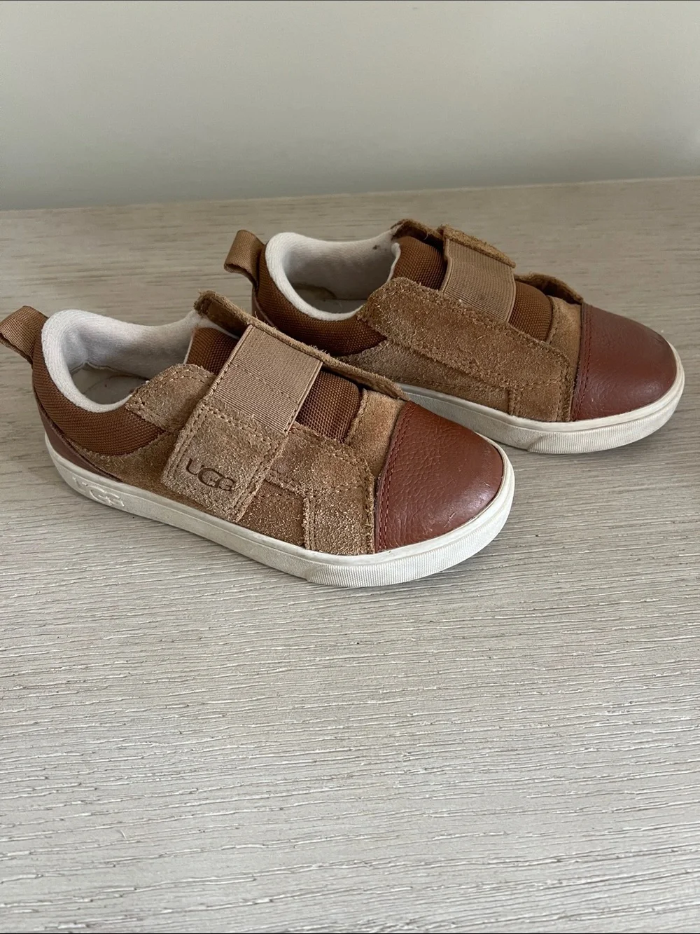 Ugg child Rennon low sneakers chestnut size 10